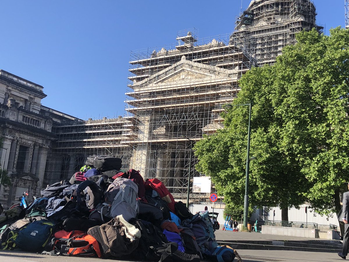 [Déni D’accuei] Des sacs déposés devant le Palais de justice, ils représentent les centaines des demandeur.euse.s d’asile qui ne reçoivent pas de places d’accueil, alors que c’est une obligation de l’Etat belge 1/
