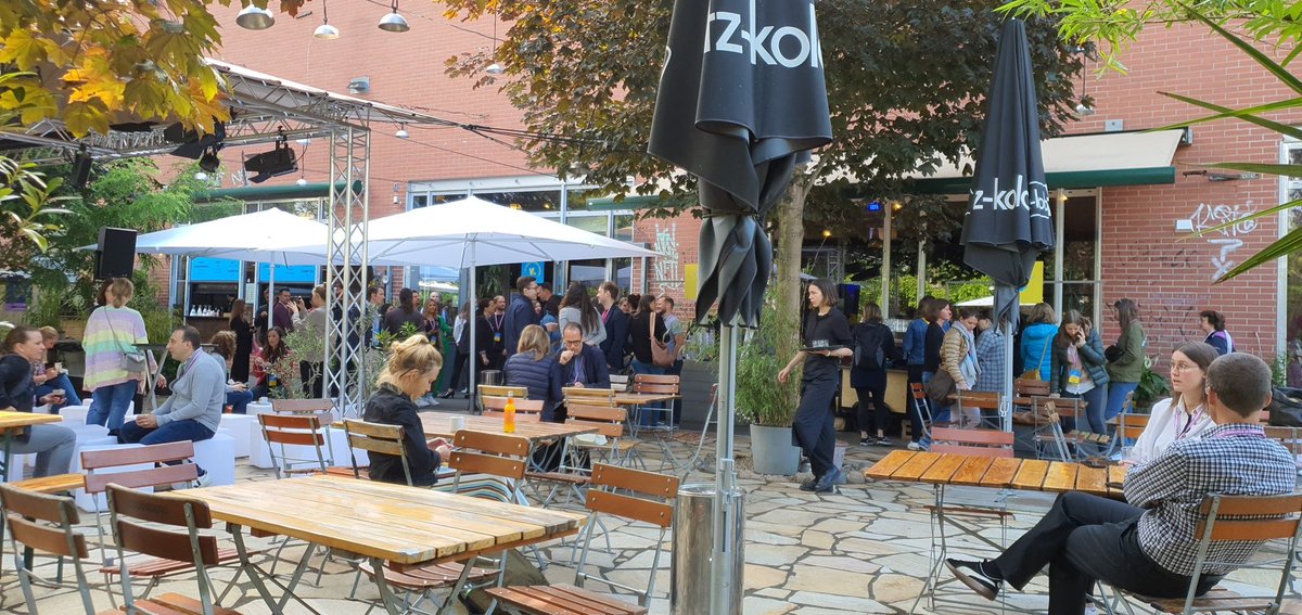 Tolles Wetter, super location, spannendes LineUp und 900! Menschen die sich über #internekommunikation austauschen möchten. Das werden spannende 2 Tage auf der #voices Konferenz von @StaffbaseHQ