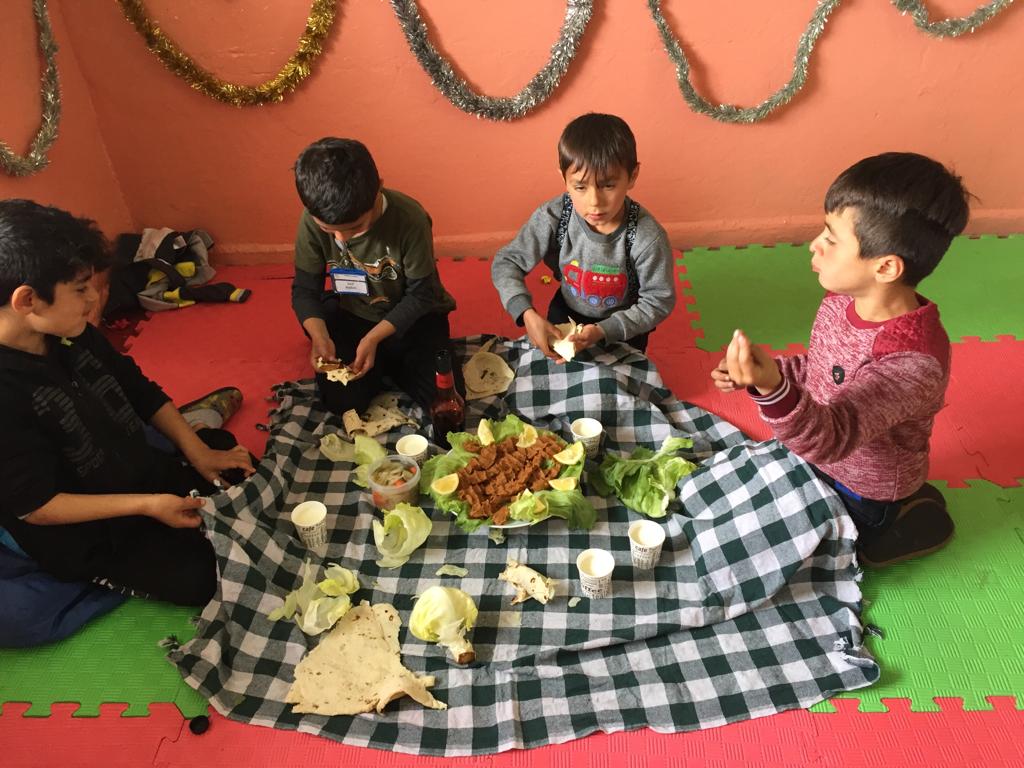 CanakcIlkokulu's tweet photo. Öğrencilerimizi Yöresel Lezzetlerle Buluşturuyoruz. Bu hafta ki adresimiz, Adıyaman'ın meşhur lezzetlerinden çiğ köfte.    @bingolmem @KigiKaymakam @kigimem @kigimem12 @halilyucel6060 @12AKINCI @HikmetOzuag https://t.co/qfdMie9xgY
