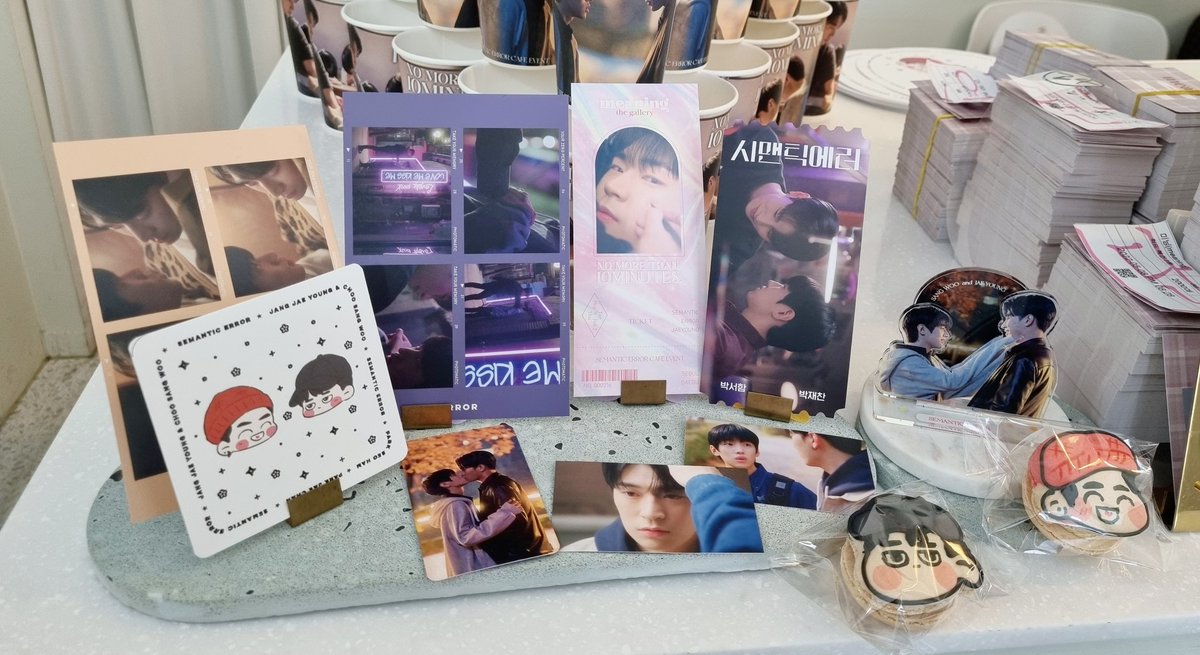 카페 미닝(Daegu)
너무너무 이쁘다 진짜❤️‍🔥
생각보다 빨리 입장. 앉진못했지만 그래도 후다닥 구경.
마카롱 귀여웠어😆
친구에게 피로연같다고 했더니 빵터짐ㅋㅋㅋ

#솸찬_그리고_10분
#좋아하는거_열심히_해볼게_우리도 
#시멘틱에러 #드에러 #서함 #재찬