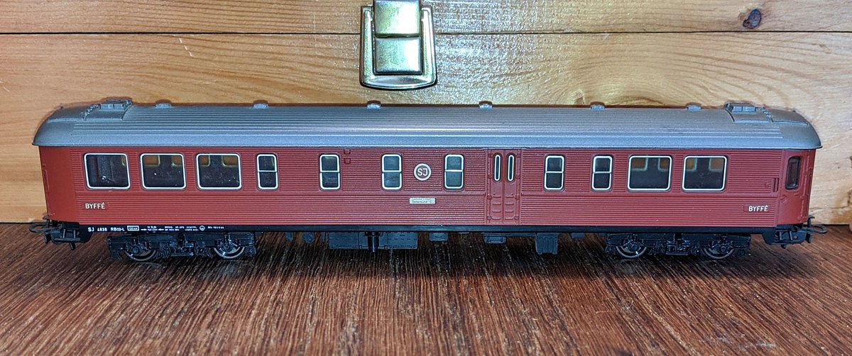Herr_Filmkorn's tweet photo. Schwedischer Speisewagen (#Märklin 4073) für meine Da und die 3 Personenwagen 
Swipe!!
.
Endlich letztes Wochenende auf der Börse aus der Grabbelkiste gefischt.
Die DC-Achsen sind schon drunter.
.
#h0 #Tischbahn #maerklin #modeltrain #modelltrain #modelleisenbahn https://t.co/Ks5hzY85x3