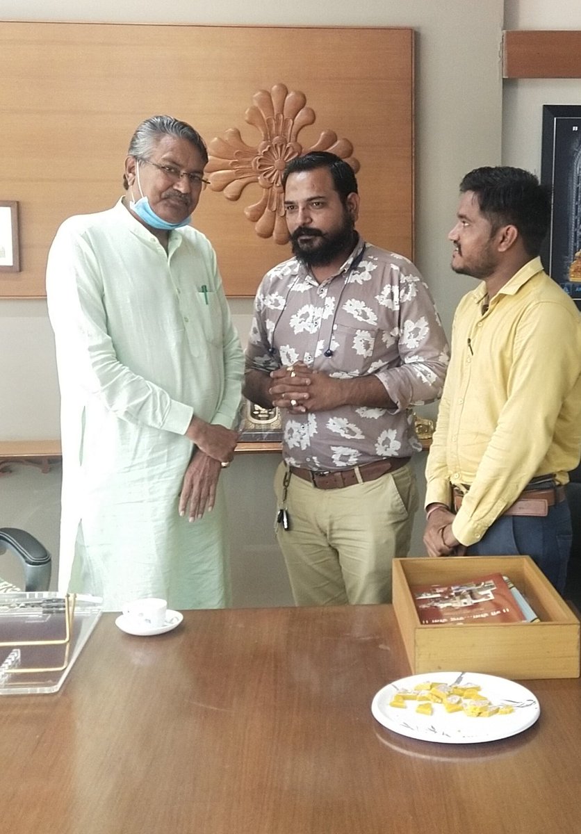 Rohitkhemrajdan's tweet photo. ગુજરાત સરકારના હંમેશા ખેડૂતોની પડખે ઉભા રહેનાર કૃષિ વિભાગના કેબિનેટ મંત્રી શ્રી @RaghavjiPatel જીને ગુજરાત રાજ્ય ગ્રામસેવક મહામંડળ પરીવાર તરફથી જન્મદિવસની હાર્દિક શુભકામનાઓ.
ઈશ્વર આપને સ્વસ્થ અને દીર્ઘાયુ જીવન પ્રદાન કરે એવી પ્રાર્થના.@Guj_Gramsevak @GujAgriDept @DaoSabarkantha https://t.co/iyZRxJMxiY