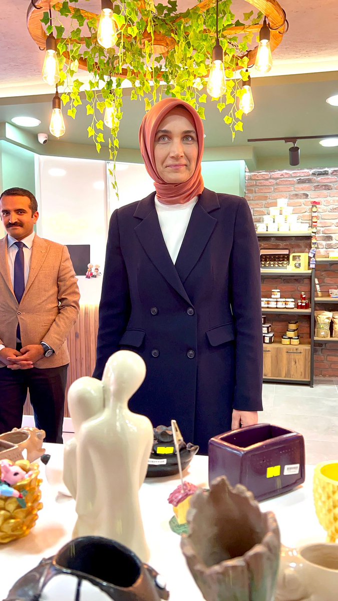 Kadınlarımızı her alanda geliştiren, destekleyen ve eğitimsel faaliyetlerle onlara bambaşka ufuklar açan Kadın Kültür Evlerimizin koordine edildiği birimindeydim.

Kadın Kültür Evleri ve Kadın Kooperatiflerimizin diğer şehirlere örnek konuma gelmesi bizleri gururlandırdı.