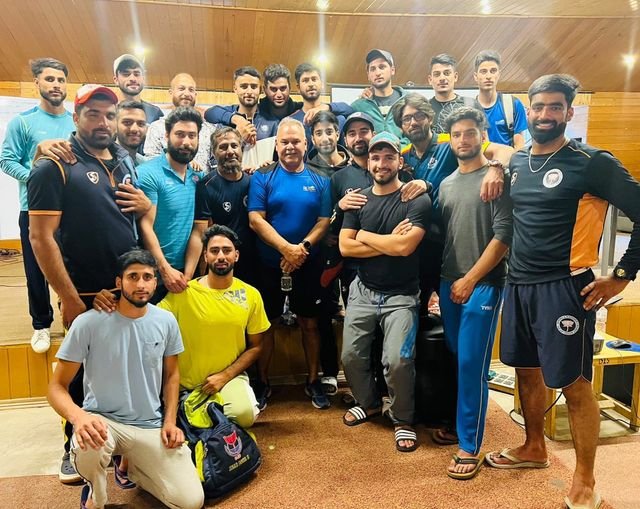 VsNarrative's tweet photo. #JammuAndKashmir 's professional #Cricket players with former #international Cricketer and #Coach #DevWhatmore at MS #Dhoni Cricket Academy #Srinagar .
#AaoKashmir to #NayaKashmir https://t.co/jXCr9KAyHx
