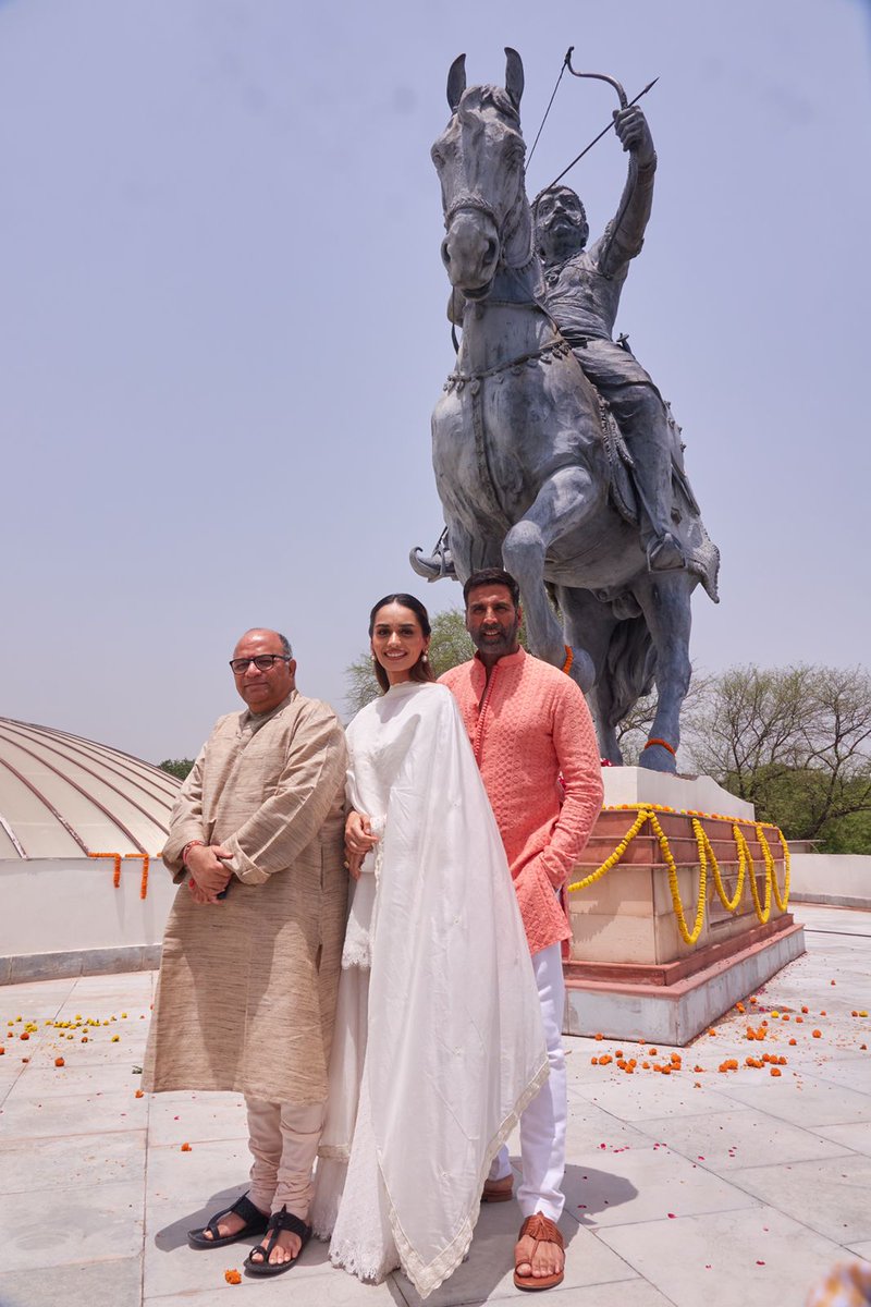 #AkshayKumar & #ManushiChillar Visited #SamratPrithviraj Statue at Rai Pithora Fort in Delhi...😍❤️