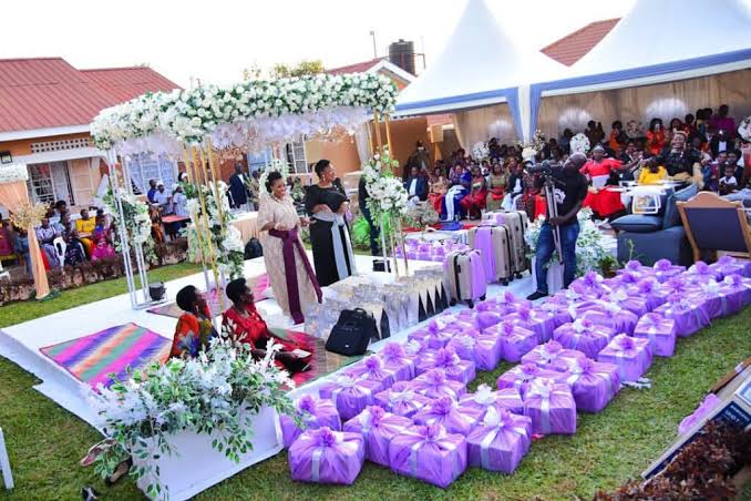 DanielLutaaya's tweet photo. The Acholi now have a maximum bride price. A cow(200k to 500k), a goat(50k to 100k). A Chicken, spear, &amp; a bundle of tobacco leaves all at 10k, plus 5M in cash.
Those things of bringing a whole bed, sofa set, Fridge and 400 bags of cement are no more.
So DM that Acholi girl now😉 https://t.co/CYRI74re14