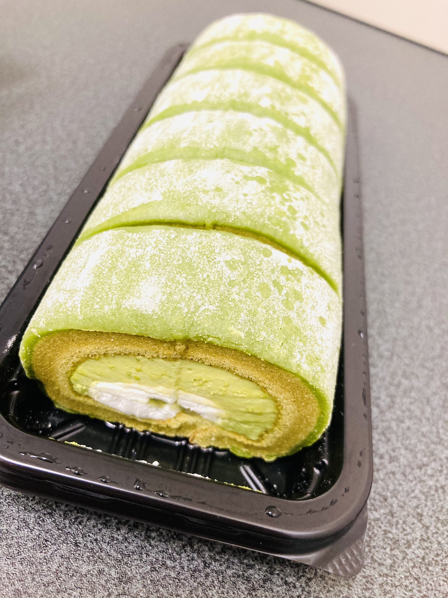 加猫のか ﾊﾞﾅｲﾍﾞｶﾞﾁ恋勢 加猫の今日のおやつ もちもちロールケーキの抹茶ばーじょんっ 苦めの抹茶で美味しかった 加猫まんま ローソン ローソンのロールケーキ食べたい ローソンでハッピー ローソンでティータイム ウチカフェ T Co