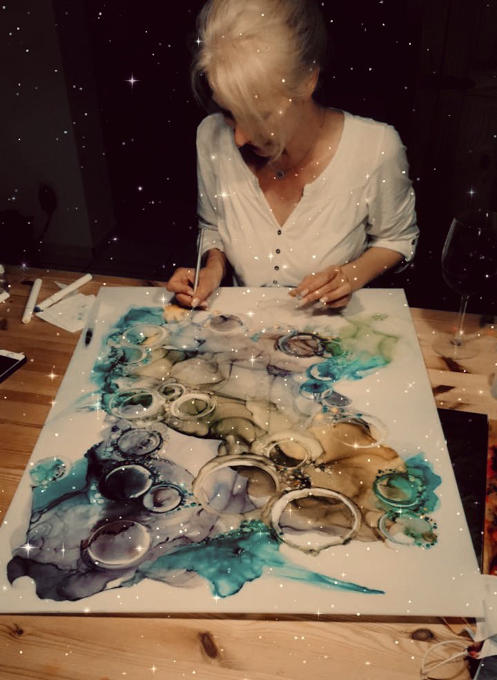 Guten Morgen euch allen gewünscht 😉🙋🏼‍♀️☀️            Was ich gestern nicht geschafft hab, hoffe ich heute Abend fertig zu bringen   Immer diese Zeit Not 🤨  #abstractart #alcoholinks