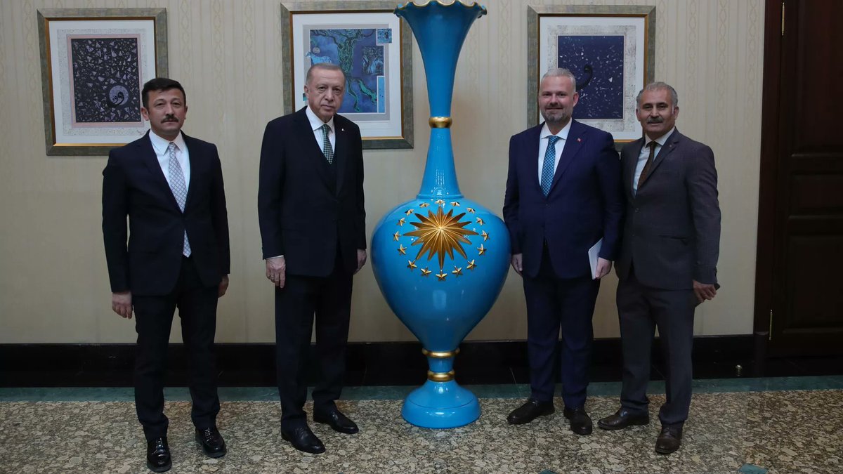 Cumhurbaşkanı Erdoğan, yabancı liderlere hediye etmek için 50 adet vazo siparişi verdi tr.sputniknews.com/20220601/cumhu…
