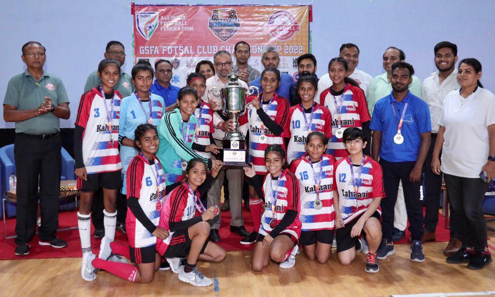 GSFA #Futsal Championship ended with Juggernaut FC as Champions & Rising Sun FC as runners up in Men's category. ARA FC & Kahanni FC were Winners & Runners respectively in Women's Futsal. Sh Deepak Nayak & Sh Maulesh Patel graced the closing ceremony. Well done @GujaratFootball.