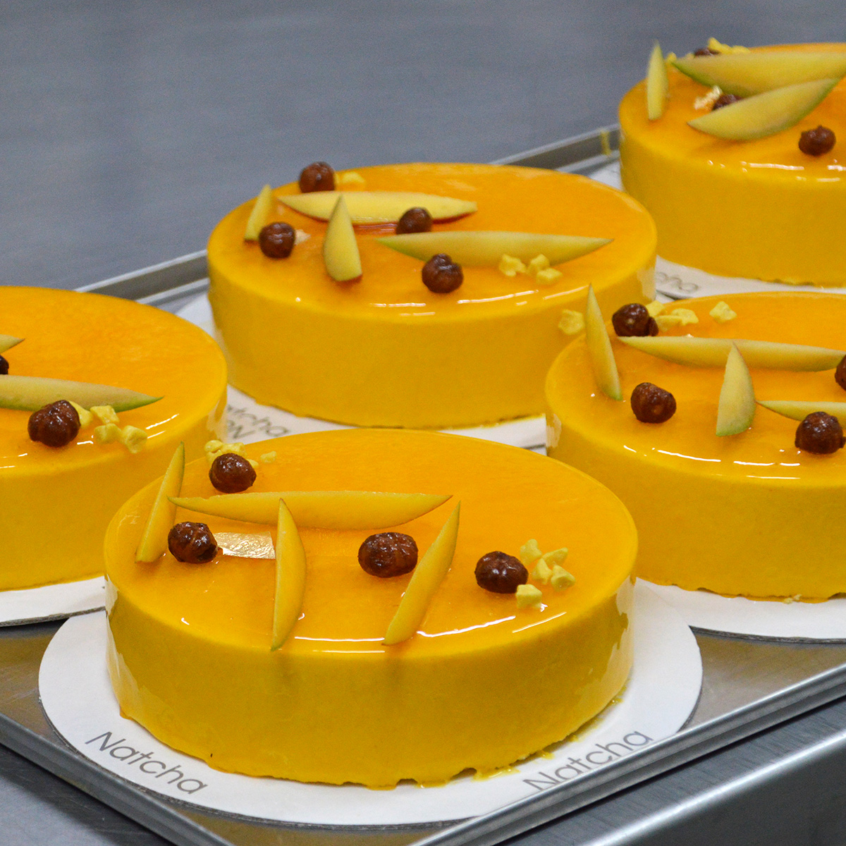 Vine a #PastisseriaNatcha a buscar la teva mousse de mango amb interior de cremós de praliné. Irresistible veritat? 🍰😊 #NatchaBcn #LesCorts #Barcelona