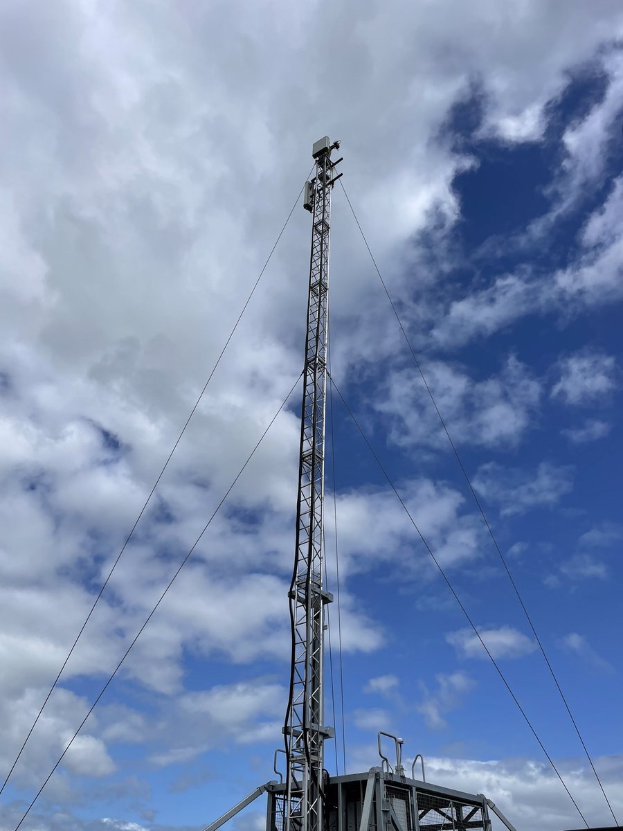 The kind people from @ee have put up a temporary mast to support @bramhamhorse next week, thank you! Hopefully @VodafoneUK & @o2 will at least turn their boosters up…