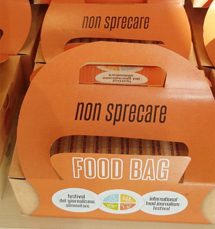 AlimentiSalute's tweet photo. Condividiamo l'idea della comoda #foodbag.

News di qualche giorno fa "Occhi puntati sullo spreco alimentare, emergenza mondiale: le Linee guida della @RegioneER" (https://t.co/kw3csmKaBs).

@foodjournalfest 

#sprecoalimentare #foodfest22 https://t.co/d3z7QwyOYi