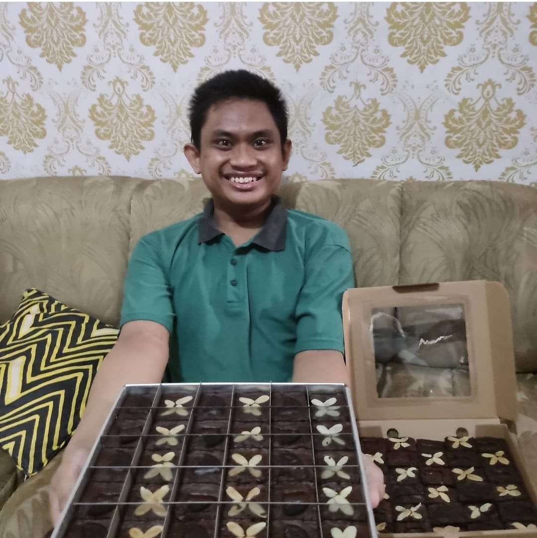 Mohon Bantuan Netizen, Ibu Suryani mencari anak bernama Ilham, usia 27 th (berkebutuhan khusus) hilang hari Sabtu, 28 Mei 2022, Ciri-ciri: Badan gemuk, tinggi sekitar 162 cm, kulit sawo matang, rambut pendek, Ilham merupakan peraih rekor muri penghapal kode pos seluruh Indonesia.