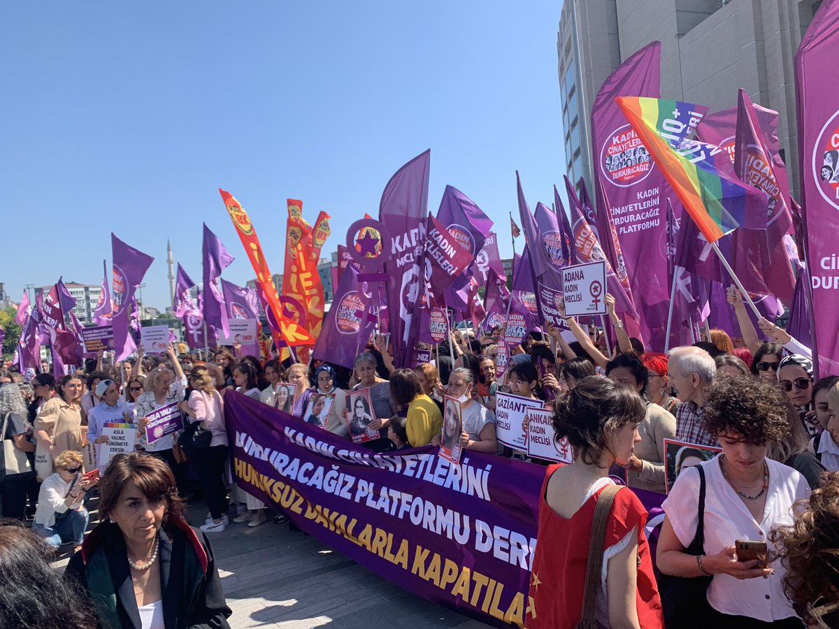 Çağlayan Adliyesine hukuksuzluğu sarsmaya geldik 💜✌🏼👊🏼Çok kalabalığız, çok güçlüyüz, umutluyuz ve direnmekten, gülmekten aslaaaaa vazgeçmiyoruz!!!