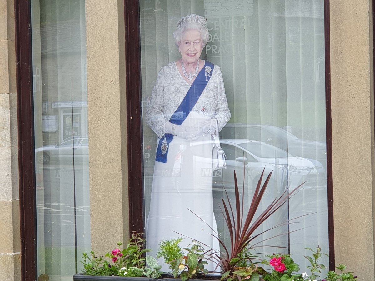 RibblesdaleC's tweet photo. Good morning Wednesday & to everyone. Last day of our working week, have a #FridayWaterfall to share on Friday! Spotted some #JubileeWeekend preparations: the Queen at #Hawes GP surgery, magnificent crown at #Redmire & decorations in #Carperby #YorkshireDales.
Have a great day! https://t.co/6ZD7IRphWJ