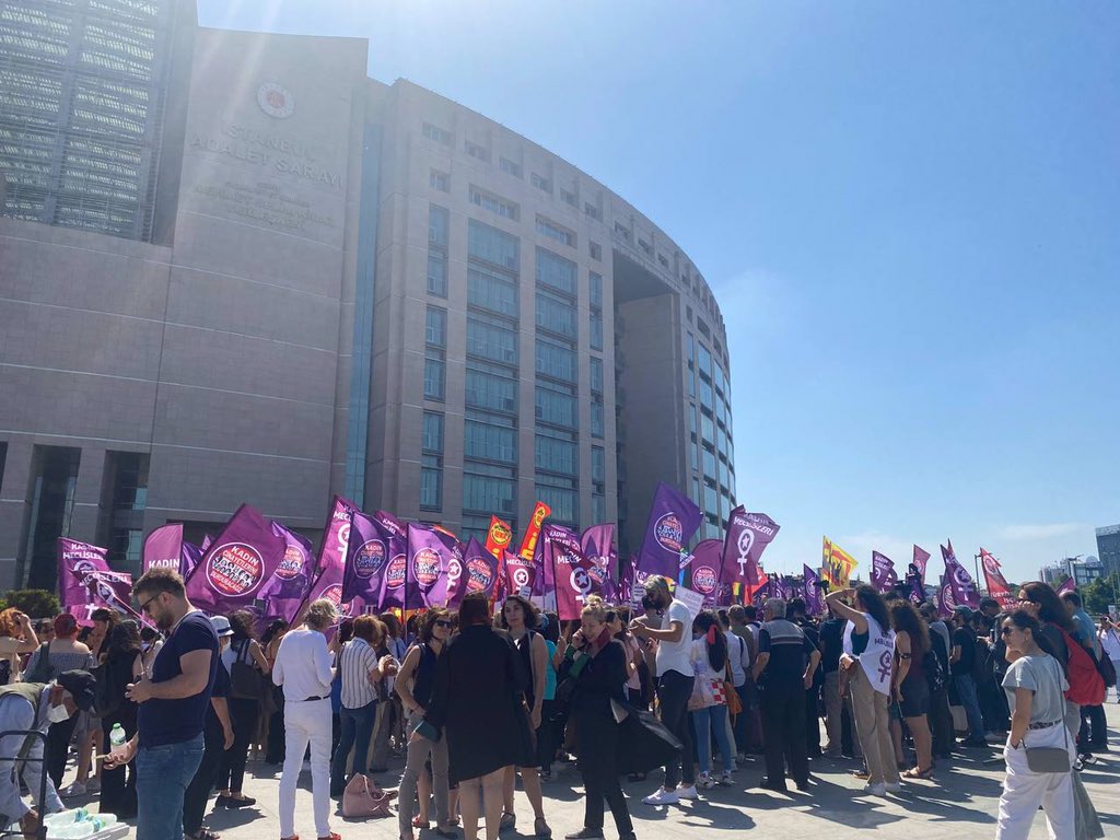 Derneğimize açılan kapatma davası için Çağlayan Adliyesi önündeyiz.

Bu dava; öldürülen, şiddete uğrayan, özgürce yaşamak isteyen tüm kadınların ve LGBTİQ+ların davasıdır.
#KadınlarınDavası