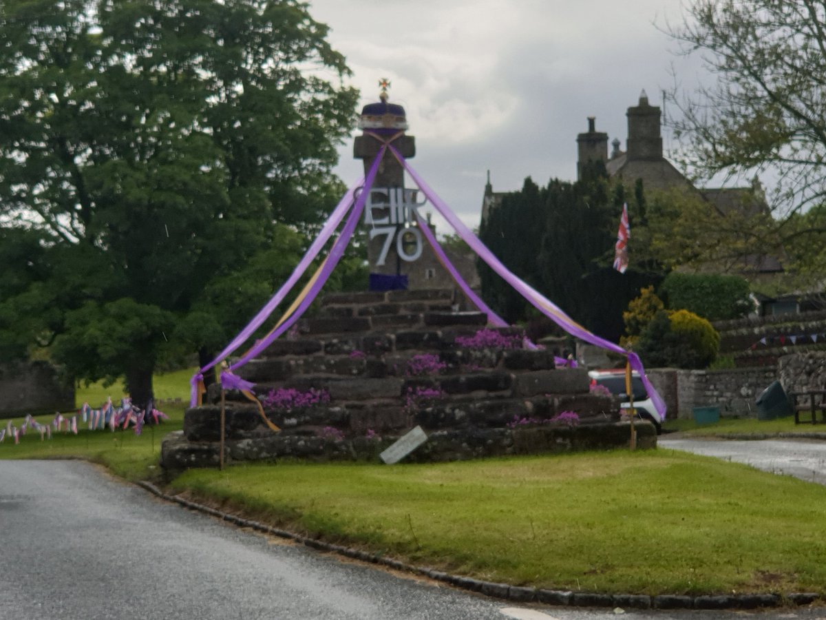 RibblesdaleC's tweet photo. Good morning Wednesday & to everyone. Last day of our working week, have a #FridayWaterfall to share on Friday! Spotted some #JubileeWeekend preparations: the Queen at #Hawes GP surgery, magnificent crown at #Redmire & decorations in #Carperby #YorkshireDales.
Have a great day! https://t.co/6ZD7IRphWJ
