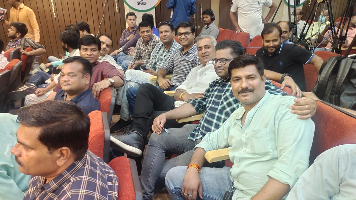 TNNtoday's tweet photo. #BackOnJob
...WithMyDearDingDingDudes..😊
💐💐
@anuragamitabh
@SatyaVijaySin20
@ReporterRavish
@JournalistVipin
@Sandeep_1Singh_
@brajeshabpnews
@shubhjournalist
@Anurag_Dwary
@ManojSharmaBpl
@delayedjab
@MediaGaurav
@nitendrasharma2
@izharihk
@Ritvip1987 https://t.co/1xLERz4RqO