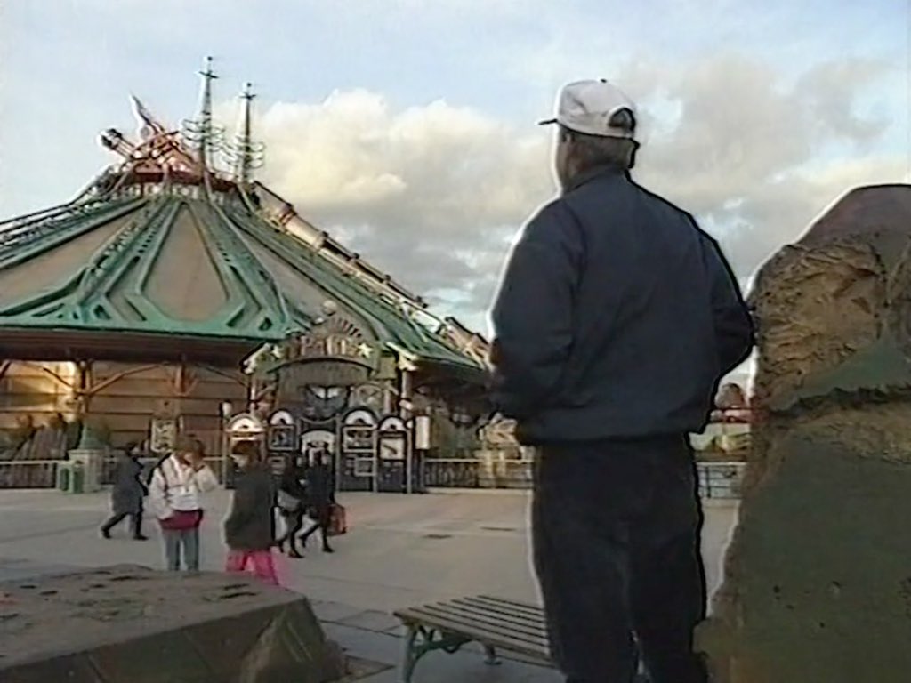 CafeFantasia's tweet photo. "This is the thing that SHOCKS me today, that was in 1995. That was the LAST major attraction for Disneyland Paris. That was the last major attraction that they've opened over there."
#TimDelaney spoke openly about DLP's lack of new attractions, on @Defunctland back in 2018. ๐ https://t.co/PgTpYOo7qj