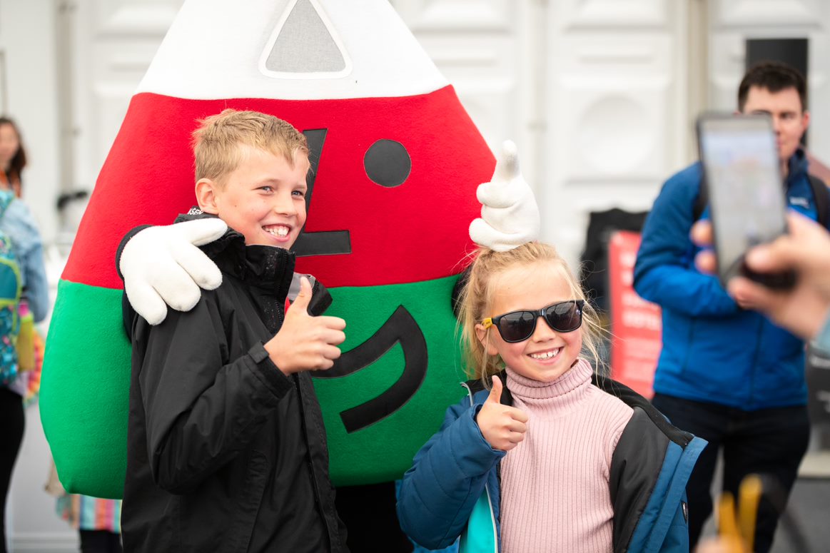 Urdd's tweet photo. Mae lluniau @EisteddfodUrdd Llun + Mawrth bellach ar gael ar Facebook! 📷

Dydd Llun: https://t.co/8nnFk7yFgO
Dydd Mawrth: https://t.co/Rg5Nj1V9cT

🤳 Smile! Urdd Eisteddfod photos from Monday and Tuesday are now available to view over on our Facebook page.

🎪 #Urdd2022 https://t.co/DM1UiCKwmA