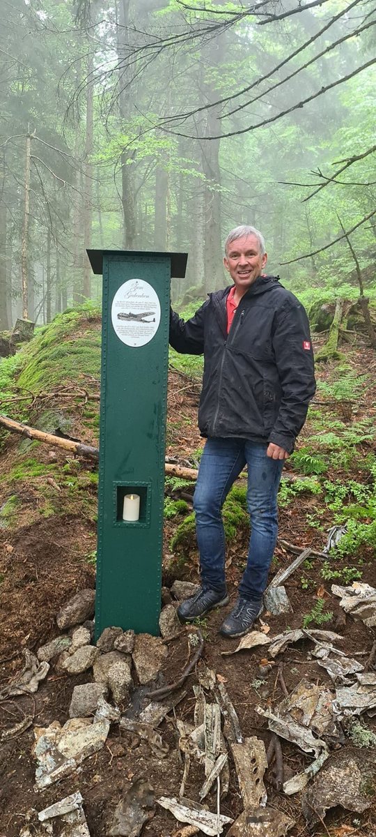 Infoticker_PA's tweet photo. Besonders perfide: Ralf Stadler errichtete das (nicht so ganz genehmigte) Denkmal nicht nur für die verunglückten Wehrmachtssoldaten, sondern auch noch für sich selbst als #AfD Abgeordneter! https://t.co/Qql0HciV3e