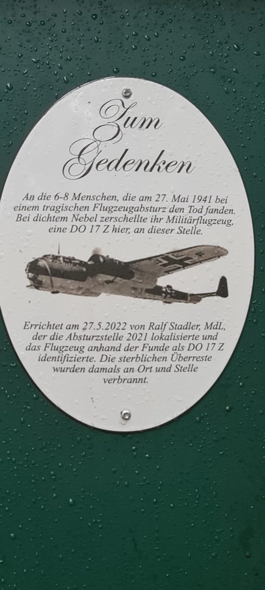 Infoticker_PA's tweet photo. Besonders perfide: Ralf Stadler errichtete das (nicht so ganz genehmigte) Denkmal nicht nur für die verunglückten Wehrmachtssoldaten, sondern auch noch für sich selbst als #AfD Abgeordneter! https://t.co/Qql0HciV3e