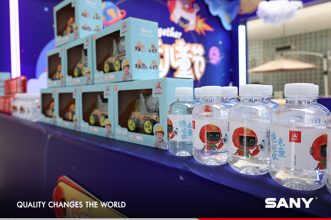 SanyGroup's tweet photo. Happy Children's Day! SY31 x CHILDREN'S DAY Road Show is now on in SANY industrial park, Changsha. All participants of our game,  not limited to kids but also their grown-up parents, win not only adorable toy prizes but also the fun of being children.  
#SY31 #ChildrensDay #SANY https://t.co/W1VGHXrYDe