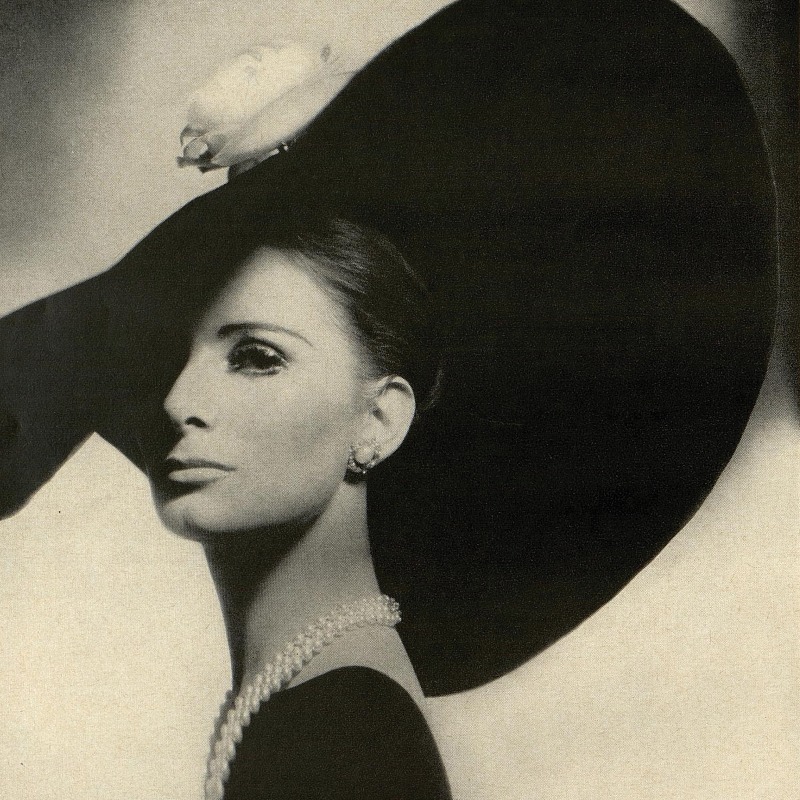 #SaveTheDate El viernes 10 de junio inauguramos la exposición "Tom Kublin para Balenciaga. Una colaboración inusual". En ella se reúne una selección representativa de las fotografías de creaciones de Balenciaga realizadas por Tom Kublin durante décadas de trabajo conjunto.