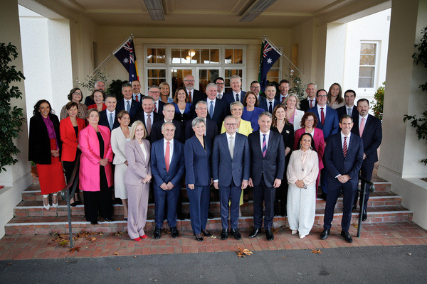 2013 Tony Abbott Ministry with only one woman (Bishop) versus 2022 Albanese Ministry with 10 women! 

Reminder that Tony Abbott appointed himself the Minister for women. 
#auspol #thedrum #abc730 #TheProjectTV #AusVotes2022