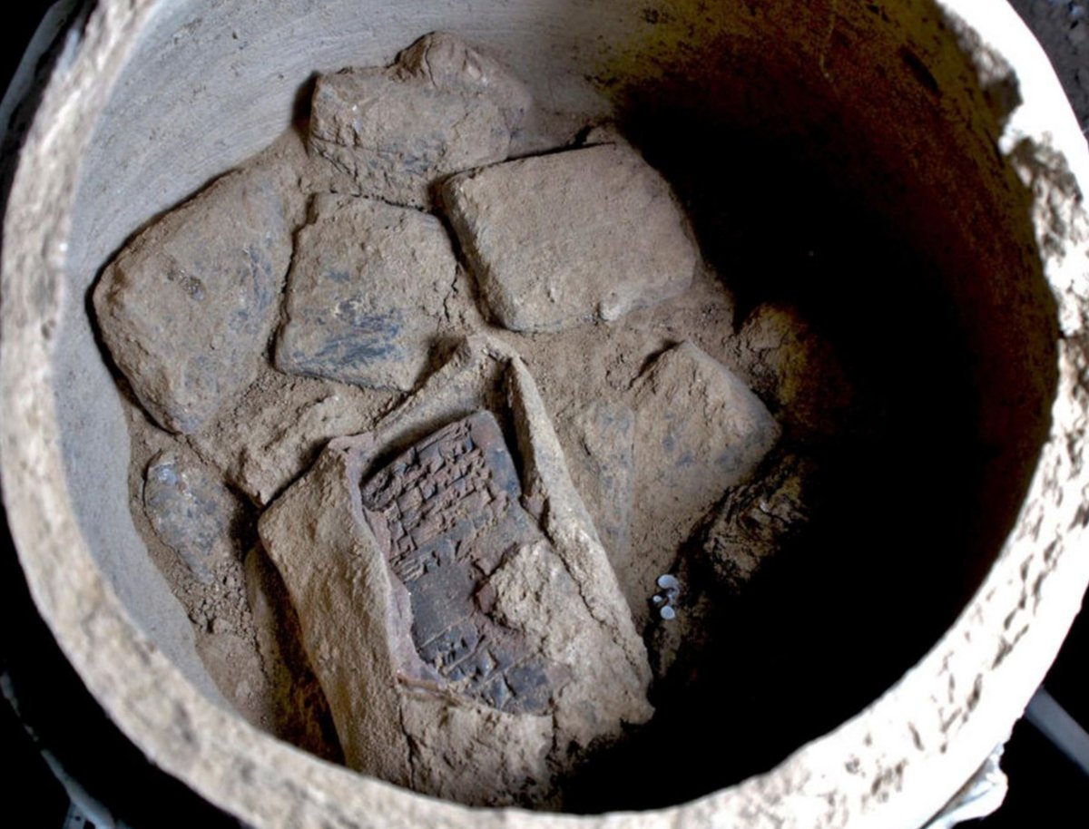 I love ancient media and communications. These are 3400-year old 'letters' still in their 'envelopes' recently discovered in Iraq (calling <a href="/jeffjarvis/">Jeff (Gutenberg Parenthesis) Jarvis</a>) uni-tuebingen.de/en/university/…