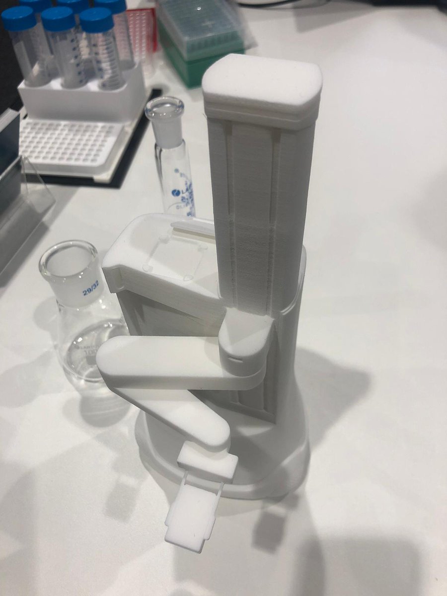 3DEXPERIENCELab's tweet photo. From liquid handling instruments to tabletop plate nests 🔬,  Kevin’s PreciseFlex #robotic arm 🦾 reads barcodes, detects plates with pliers, and has a powerful placement compliance capability for maximum reliability. 

Discover how #KevinRobot can help you at #HM22 

#laboratory https://t.co/bySMGEuylJ