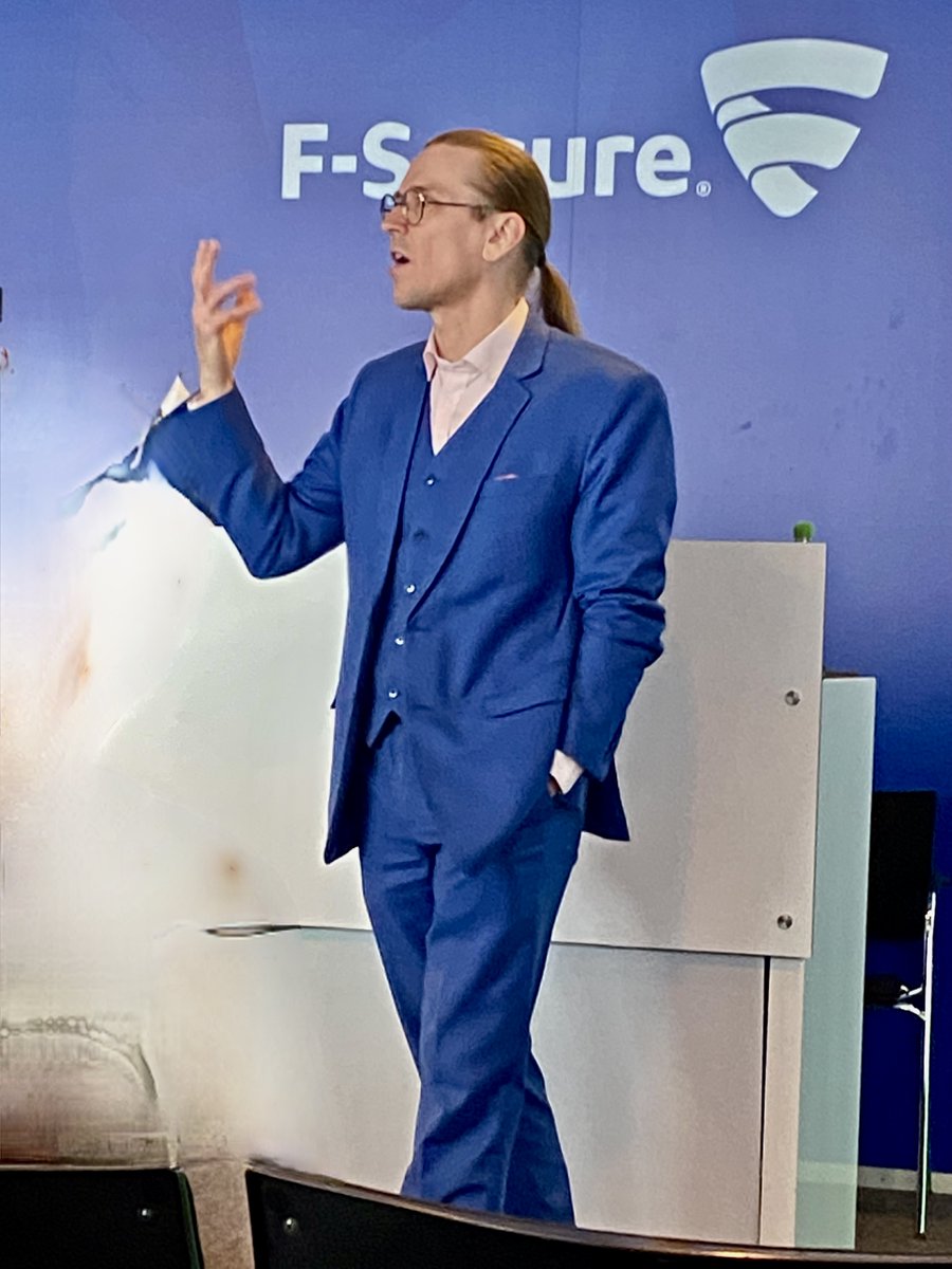 🅳🅰🆅🅸🅳 🅷🅾🅻🅼🅴🆂 tweet media