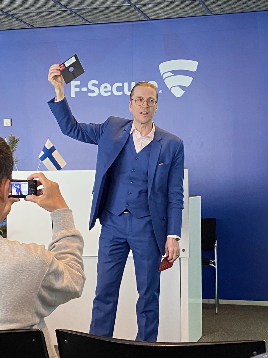 🅳🅰🆅🅸🅳 🅷🅾🅻🅼🅴🆂 tweet media