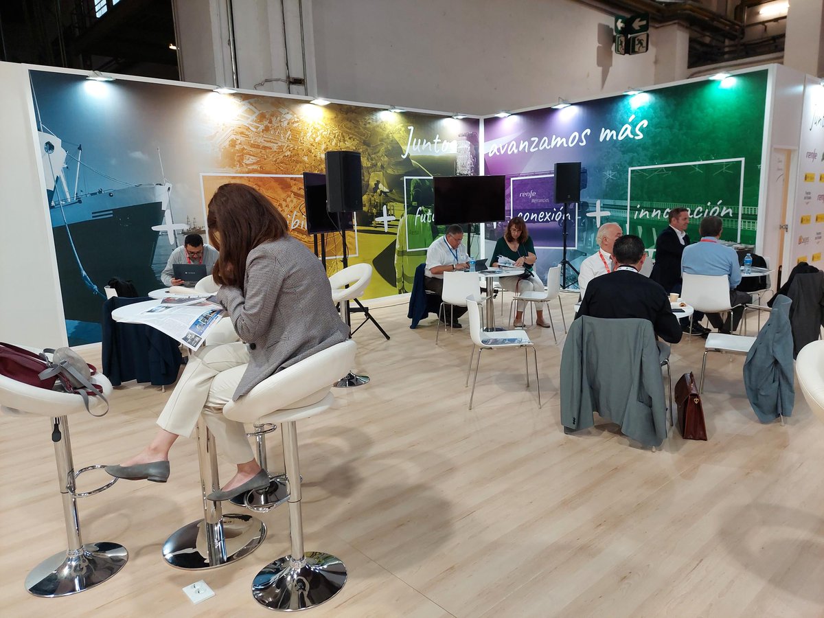 SimpleLogistica's tweet image. Estamos preparados para la presentación a las 11:00h de &quot;#Interoperabilidad y #Blockchain SIMPLE-USYNCRO&quot;, de la mano de @IndraCompany, en el stand E506 del @mitmagob, @Adif_es y @PuertosEstado en el @SILBarcelona !Te esperamos!