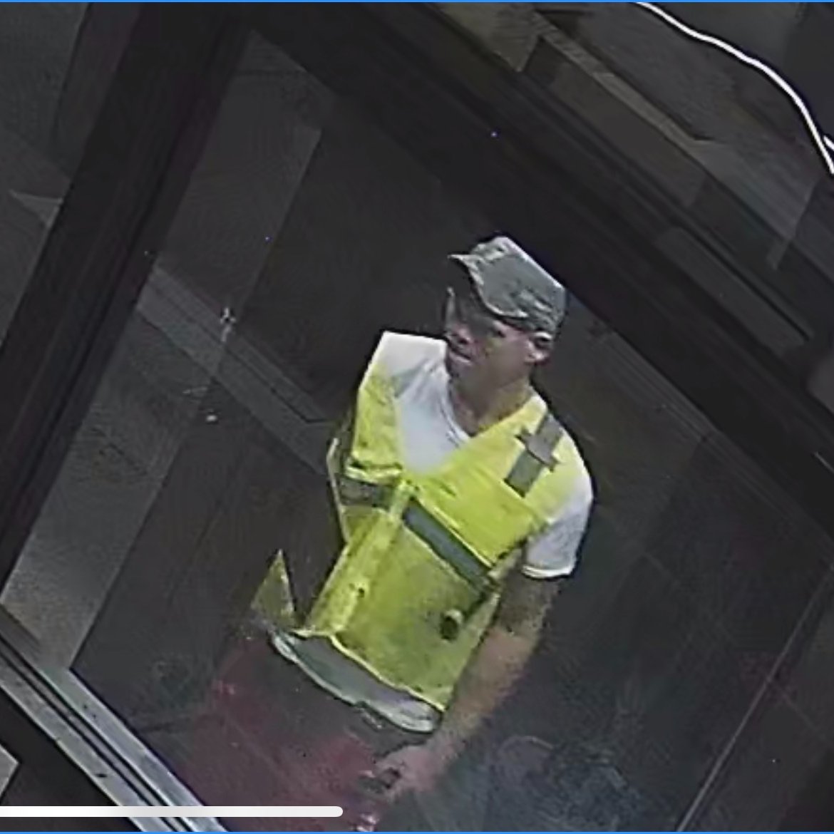 Knoxville_PD's tweet photo. Help needed to identify the pictured individual, who broke into the Barrelhouse on Lamar Street and Yee-Haw Brewing on N. Broadway overnight between May 25-26. Any info? Contact @tn_crime at 865-215-7165 or by texting **TIPS. https://t.co/aaVTbSLwow