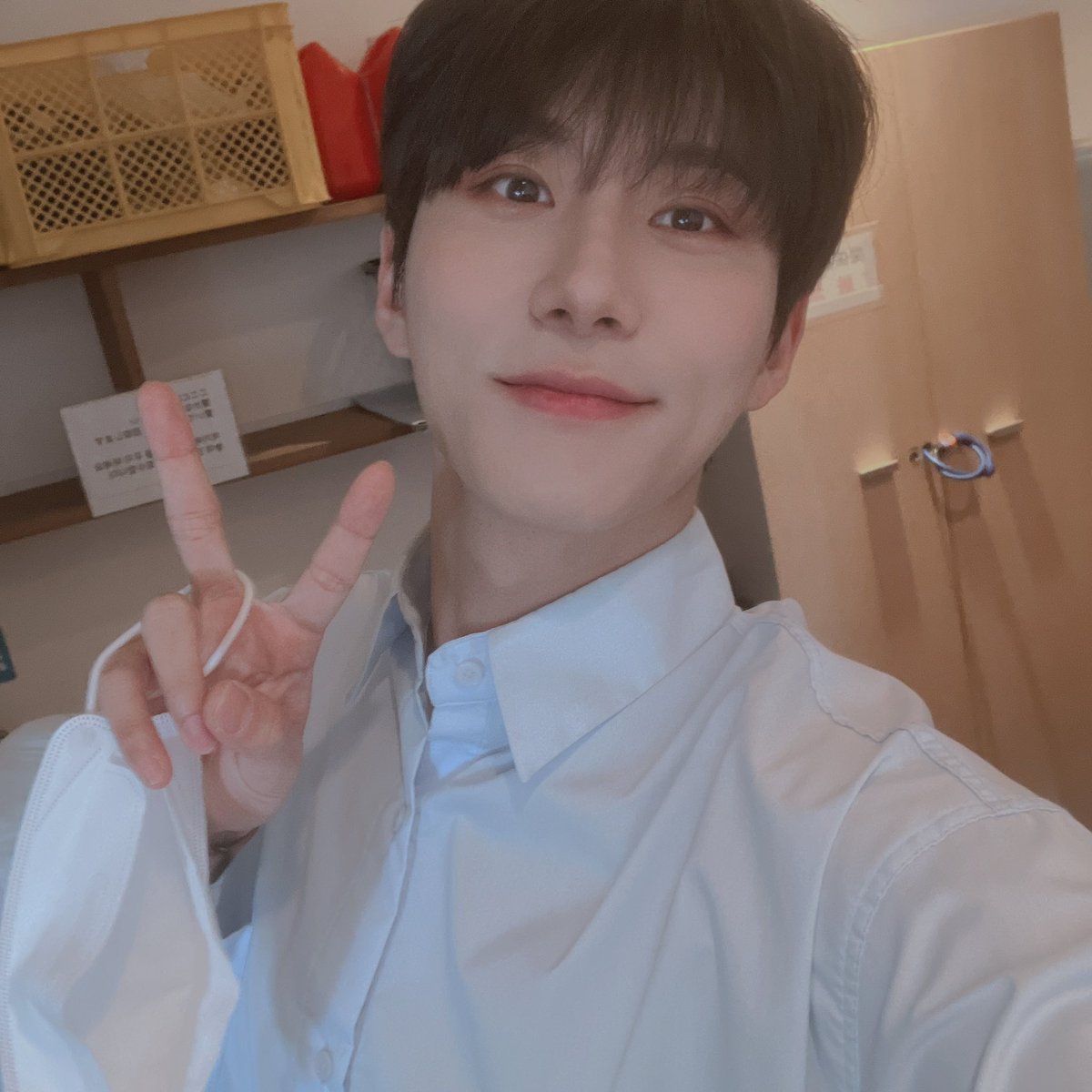 dna_enter's tweet photo. [#멋진녀석들 #백결 #baekgyeol] 수요일 밤!! #그레이스 덕분에 행복했당!! 이 셀카는 정말 잘 나온거같아요!!🧡모두 잘 자요~! https://t.co/Wo578IbYz5