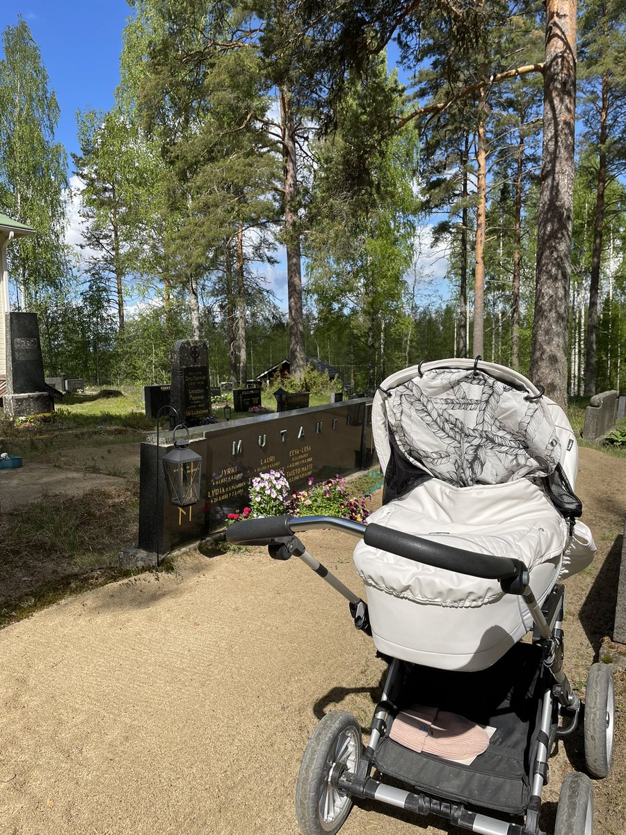 KirsiV's tweet photo. Surullisia uutisia kiirinyt pitkin kevättä töistä.Nuoria kollegoita menehtynyt. Sanaton.Ja ristiriitaista.Kuka elämiä käsikirjoittaa.Uusi ihmisen alku onnellistaa omia päiviä,toisaalla elonpolku on päättynyt liian varhain. Tänään vaunulenkki kylän hautausmaalle.Käki kukkuu kesää. https://t.co/ZZh17qb6SJ