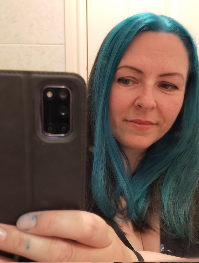 ClairCoult's tweet photo. Re-dyed my hair today, and my ear, and my right hand, and half the bathroom... Ooops!
#GreenHair #LaRicheDirections #AlpineGreen https://t.co/ceL22VueAT