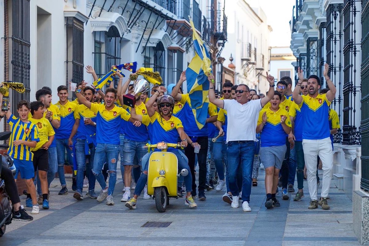moguerCD's tweet photo. 🔵🟡 ¡¡¡GRA-CIAS MOGUER!!!

No tenemos palabras. Solamente agradeceros el apoyo y tomar fuerzas para afrontar la bonita temporada que nos espera. 

Hoy, mañana y siempre… ¡VIVA MOGUER!

📸 @AytoMoguer https://t.co/9HUveVWo6s