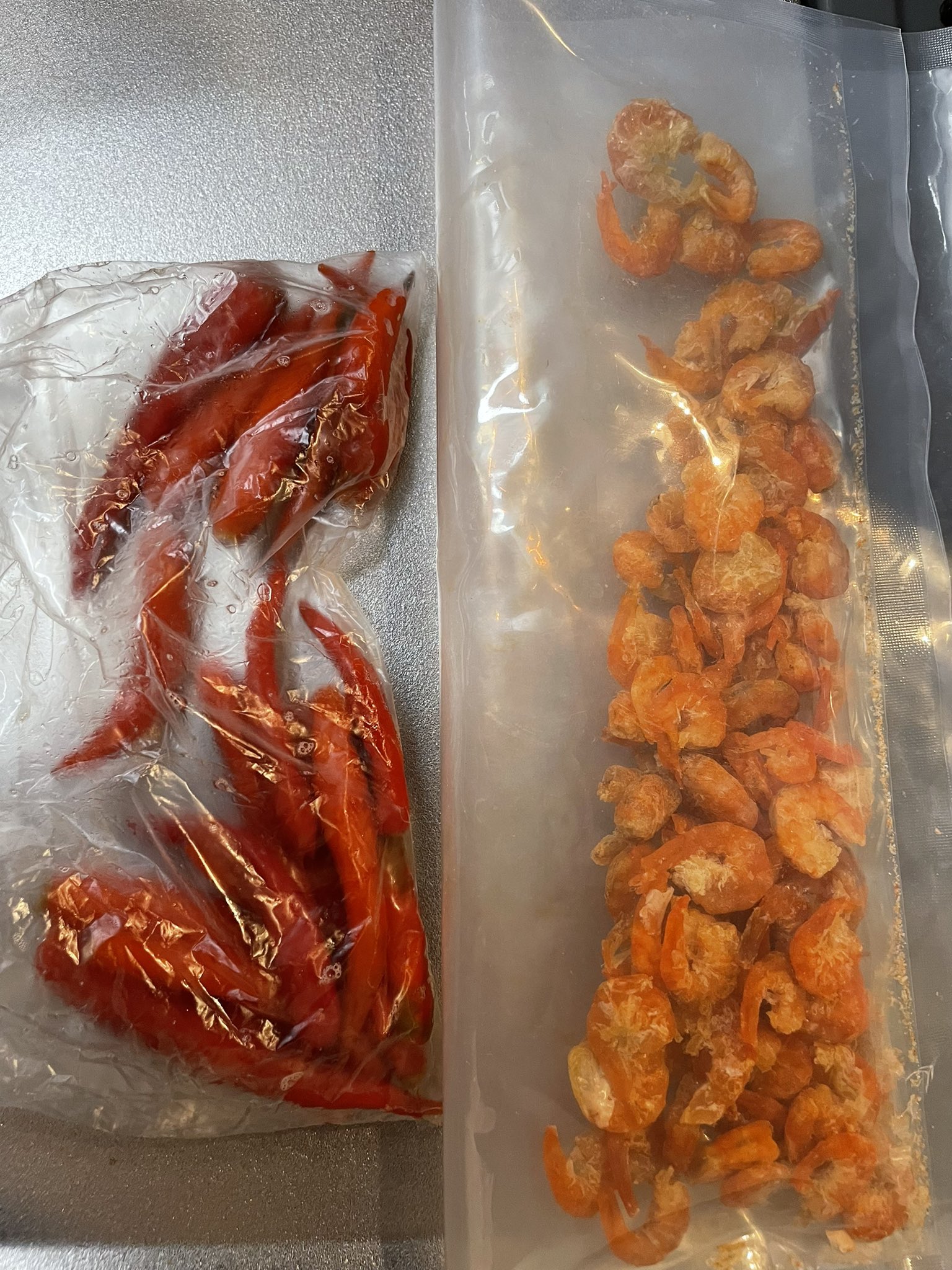 こーじ ベトナムの子達に干しエビと生の唐辛子もらった 早速 昆布と干しエビと乾燥アサリでだし汁つくったよ ばり美味でそーめんやうどんにしたり 炊き込みご飯作っても良さそうです 料理好きおじちゃん 国際交流 だし汁 T Co