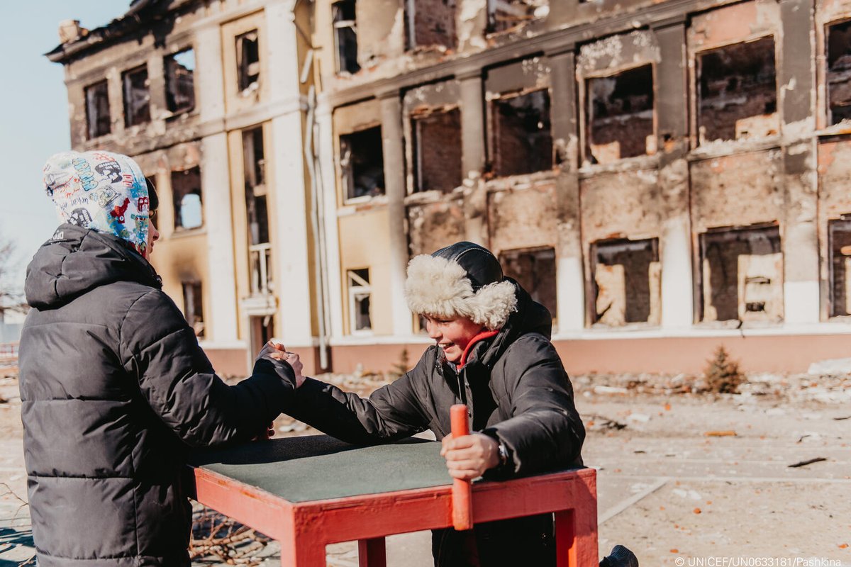 In den letzten 2 Jahren wurden über 5.000 Bildungseinrichtungen angegriffen. In der #Ukraine wurden durch den Krieg hunderte Schulen beschädigt. Bildungseinrichtungen müssen dringend geschützt werden. #SafeSchoolsDeclaration #EducationUnderAttack2022 
👉 bit.ly/3MigfnM