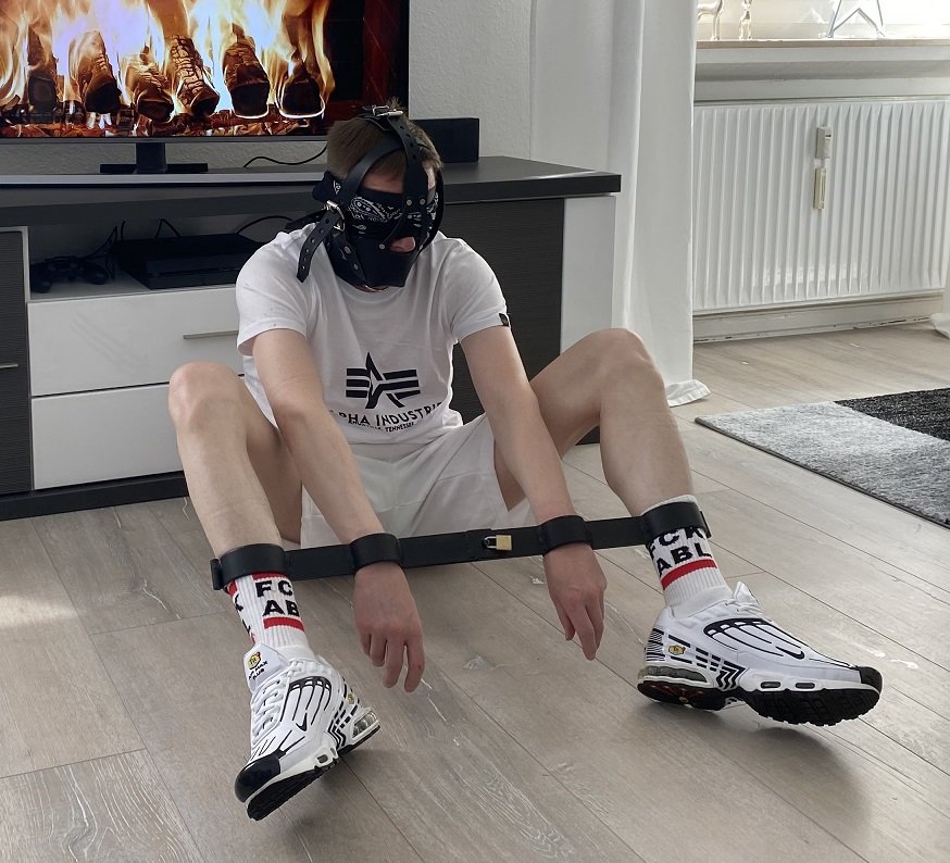 Master <a href="/bondage_lvr/">FinalDestination</a> put me in double rigid irons. 
#gayfetish #master #slave #bdsm #gaybondage #sneakerslave