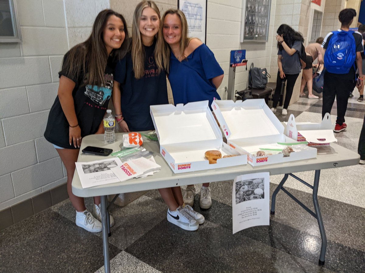 RVHCounseling's tweet photo. Your #Riverside_HS girls raising money for great causes this morning!
#RollSide #1inLoudoun #RiversideDECA #vetwrans #TravisManionFoundation https://t.co/cYGFNeiMDI