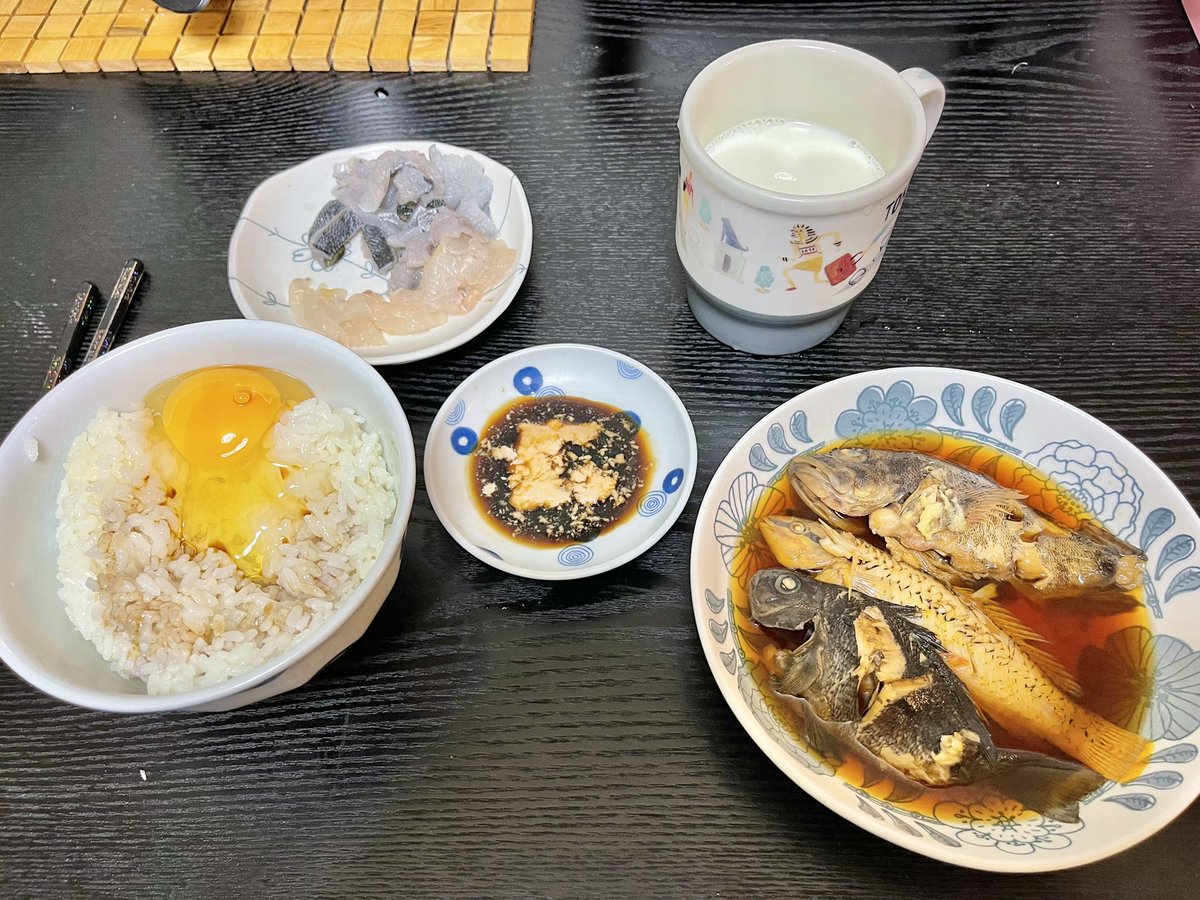 じぇんとるきちお Lag よし よし いい釣果だ ベラは全て一夜干し イワシと小さい子達は南蛮漬けに カワハギ とぉ メジナはぁ お刺身にぃぃぃ 昨日煮付けたキュウセンとメジナとカサゴを添えてぇぇ カワハギ美味しいぃぃぃビール飲みたいぃぃ