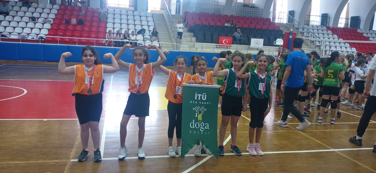 Minik kız voleybol takımımız, şenlik voleybol etkinliğinde yaptığı maçlarda,rakiplerine üstünlük kurarak basariyla tamamladı. Yarışmaya katılan tüm öğrencilerimize ve bizi yalnız bırakmayan tüm velilerimize teşekkür ederiz. @AydinDogaKoleji @aliaykut0909 <a href="/eceokyay11/">Ece Okyay</a> <a href="/Sedaahan8/">Seda Şahan</a>