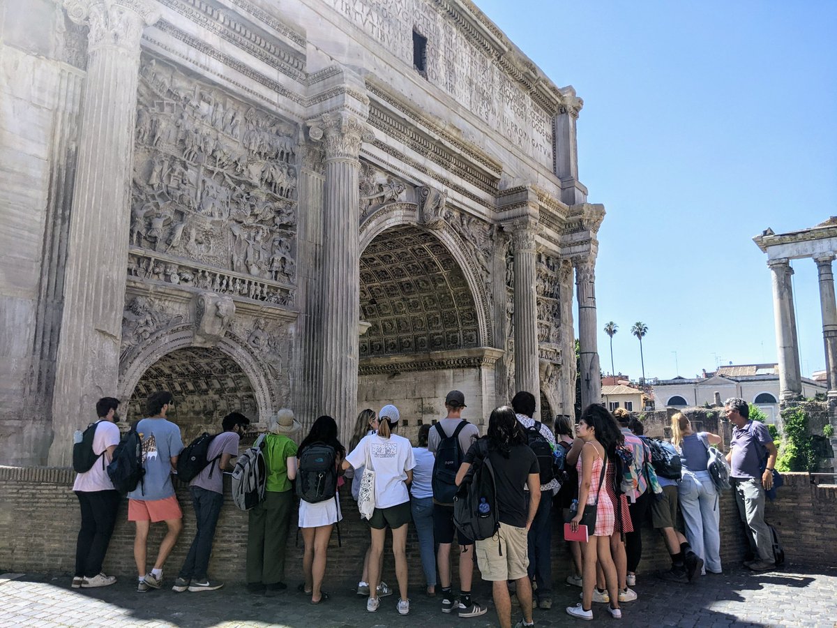 Classics22FSP's tweet photo. Arch Day! 
Thanks to @Classics22FSP students Rahul &amp; Gabe for their presentation on the fascinating Arch of Constantine, located next to the Colosseum! The group then compared the monument with its predecessor, the early 3rd cent arch of Septimius Severus in the #Roman Forum! https://t.co/YonkCLPHau