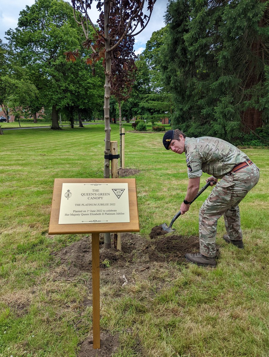 Today the two units of Marne Bks @32EngrRegt and 5th Regt RA planted trees to celebrate the #platinumjubilee2022  #thequeensgreencanopy 
Wishing you all a great Jubilee weekend.
@1UKDivision @7thRats @8EngrBde @Proud_Sappers @2HqSpSqn @oc31_yogi @26Sqn_RE @32Engr_CO