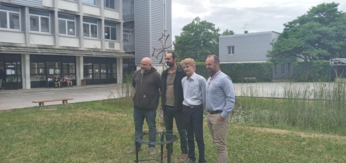 DeMazamet's tweet photo. Félicitations à Jonathan Lagarde, apprenti Ferronnier d'art  du LP Riess, médaillé d'or départementale et médaillé d'argent académique au concours du Meilleur Apprenti de France pour son chef d'oeuvre. L'excellence professionnelle au coeur de Mazamet. https://t.co/EA4Rvt9oI0 https://t.co/OOiWSRdY3j