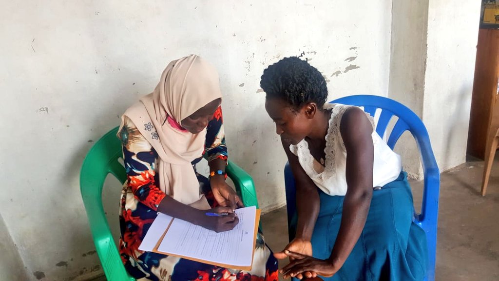 burgess_fdtn's tweet photo. Happening Now: Our very own @nizramars interviews 12 ladies from our Namuwongo Training we held to 2 weeks ago on Liquid Soap & books.
They have already started making soap by borrowing money from the saving groups & also forming groups amongst themselves.
#BehandsOn https://t.co/zfp4v4Bny5